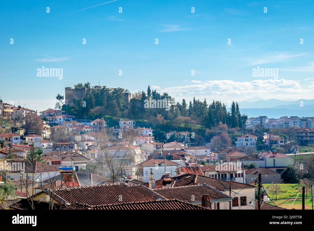 Panoramablick auf die Altstadt von Trikala, in Thessalien, Griechenland, mit dem Hügel Profitis Ilias und der mittelalterlichen byzantinischen Burg. Stockfoto