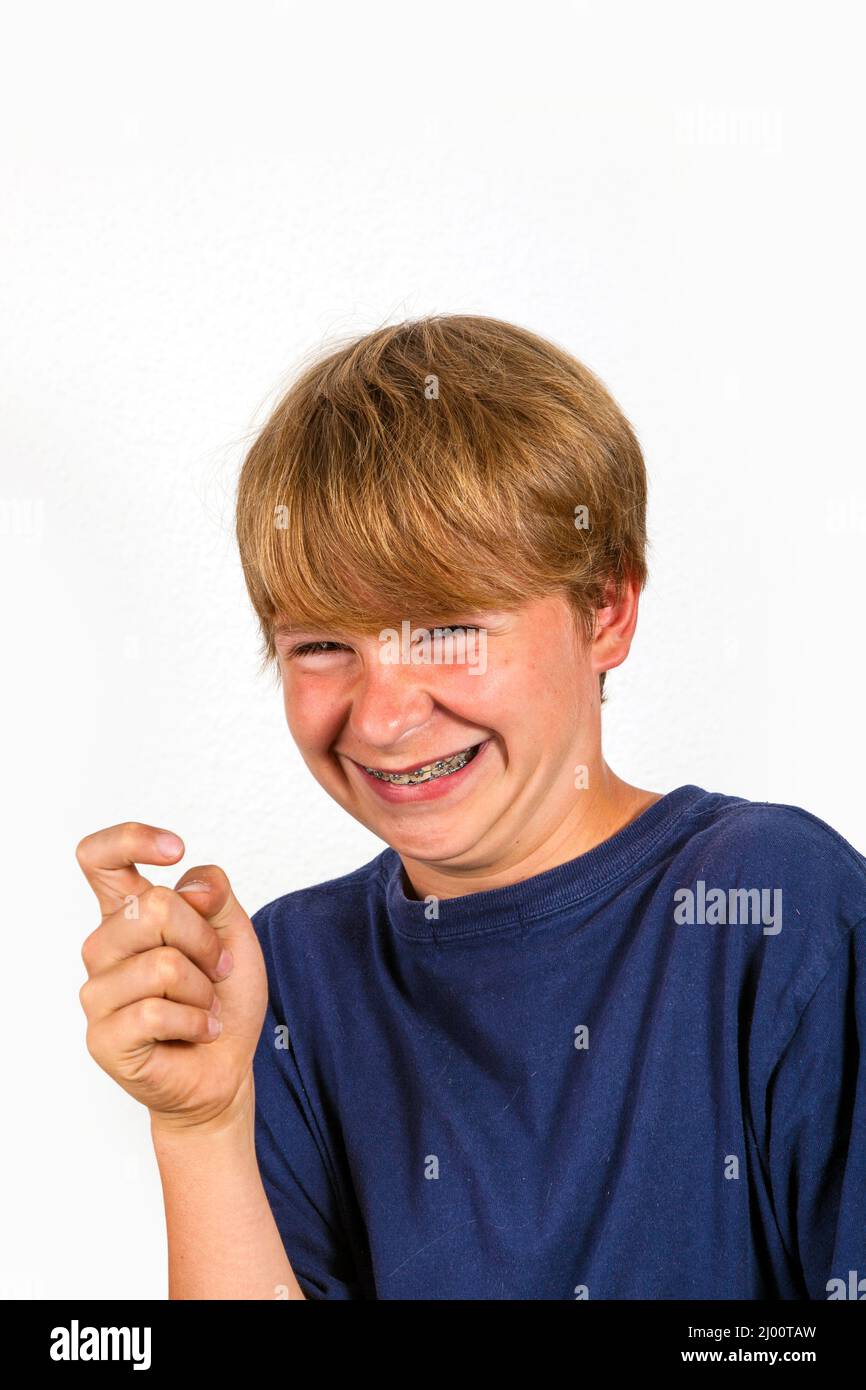 Niedlich aussehenden Jungen ist ein Scherz und laughes Stockfoto