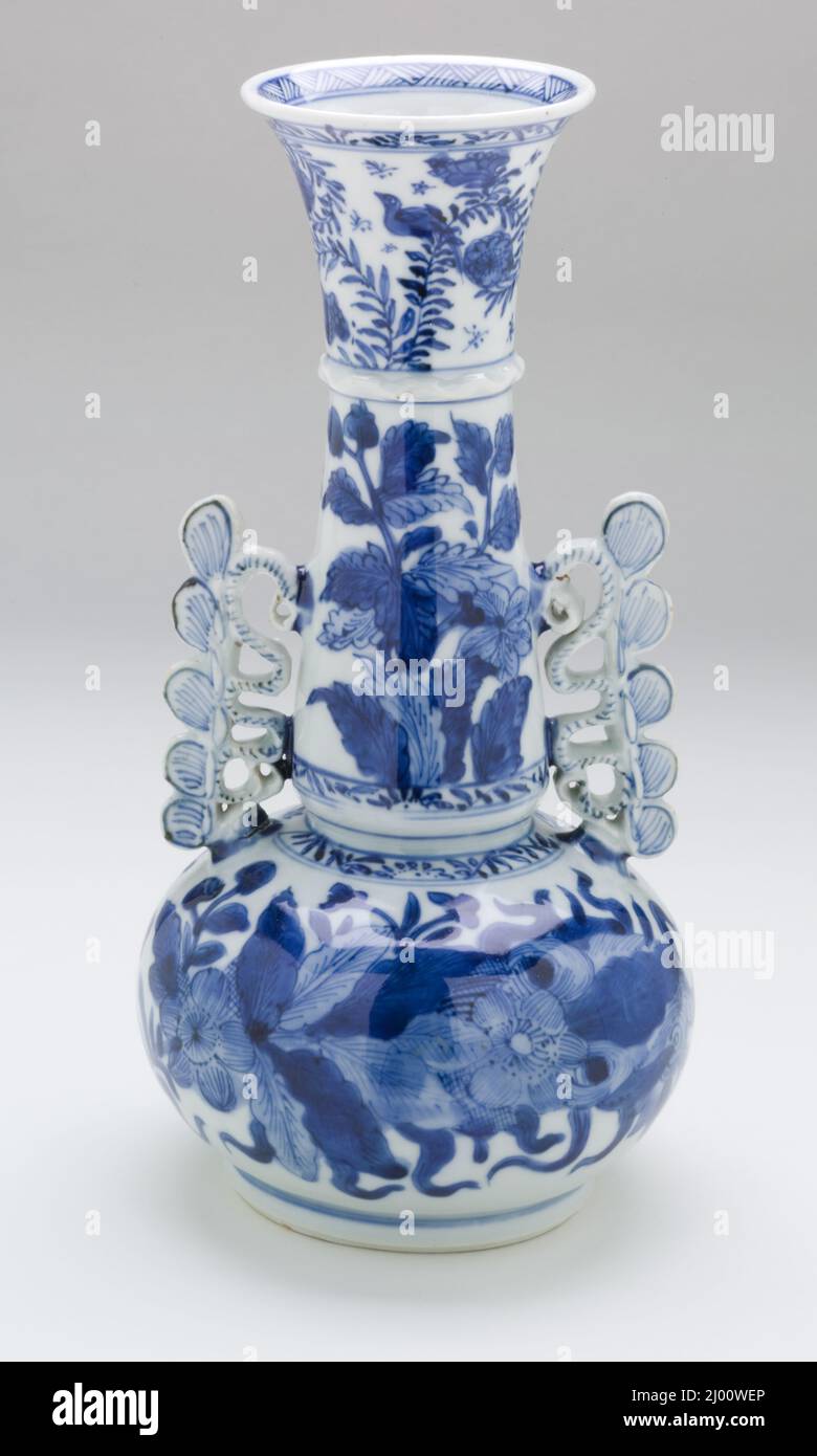 Paar Vasen. China, Kangxi-Periode, 1662-1722. Möbel, Accessoires. Hartporzellan mit blauer Unterglasur Stockfoto