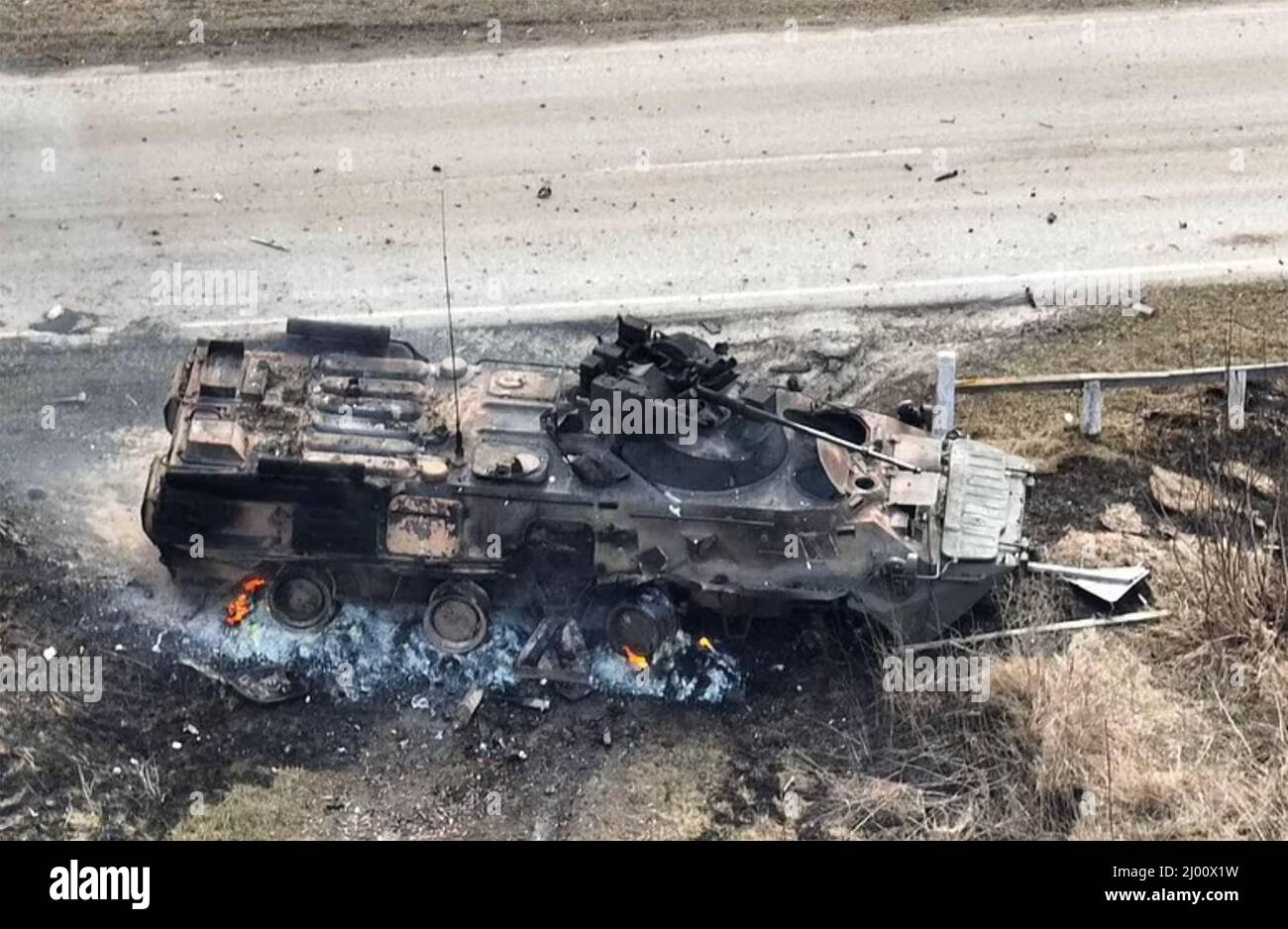 UKRAINISCHER KRIEG Russischer gepanzerter Personalträger von ukrainischen Spezialeinheiten zerstört, März 2022. Stockfoto
