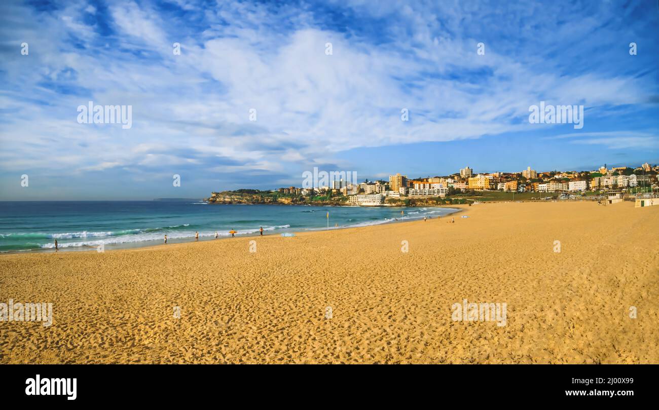 Sonniger Morgen am nicht überlaufenen Bondi Beach, Sydney, New South Wales, Australien Stockfoto