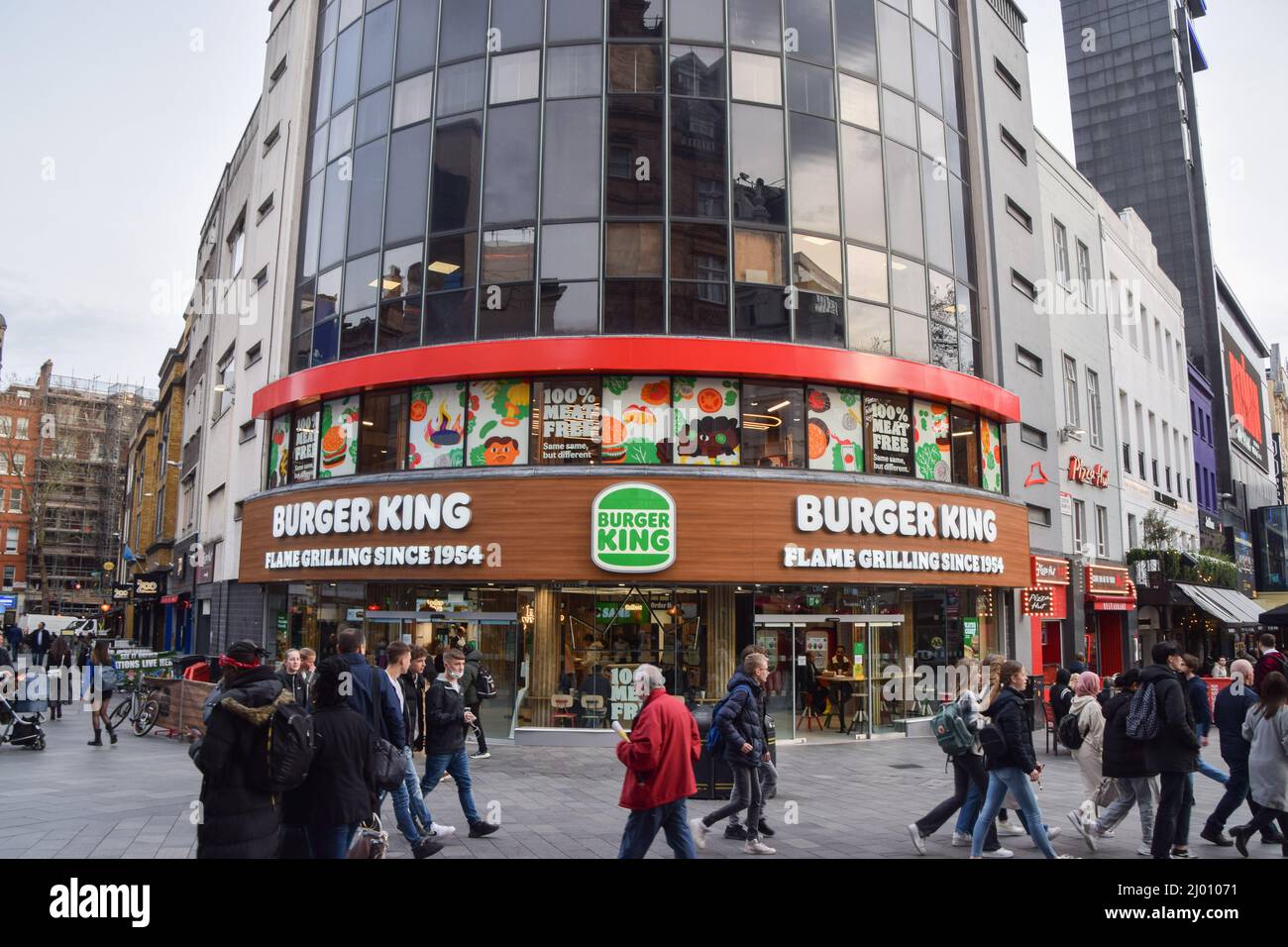 London, Großbritannien. 15.. März 2022. Das Flaggschiff-Restaurant Leicester Square von Burger King, einer der belebtesten Orte, hat seit einem Monat seine gesamte Speisekarte vegan gemacht. Kredit: Vuk Valcic/Alamy Live Nachrichten Stockfoto