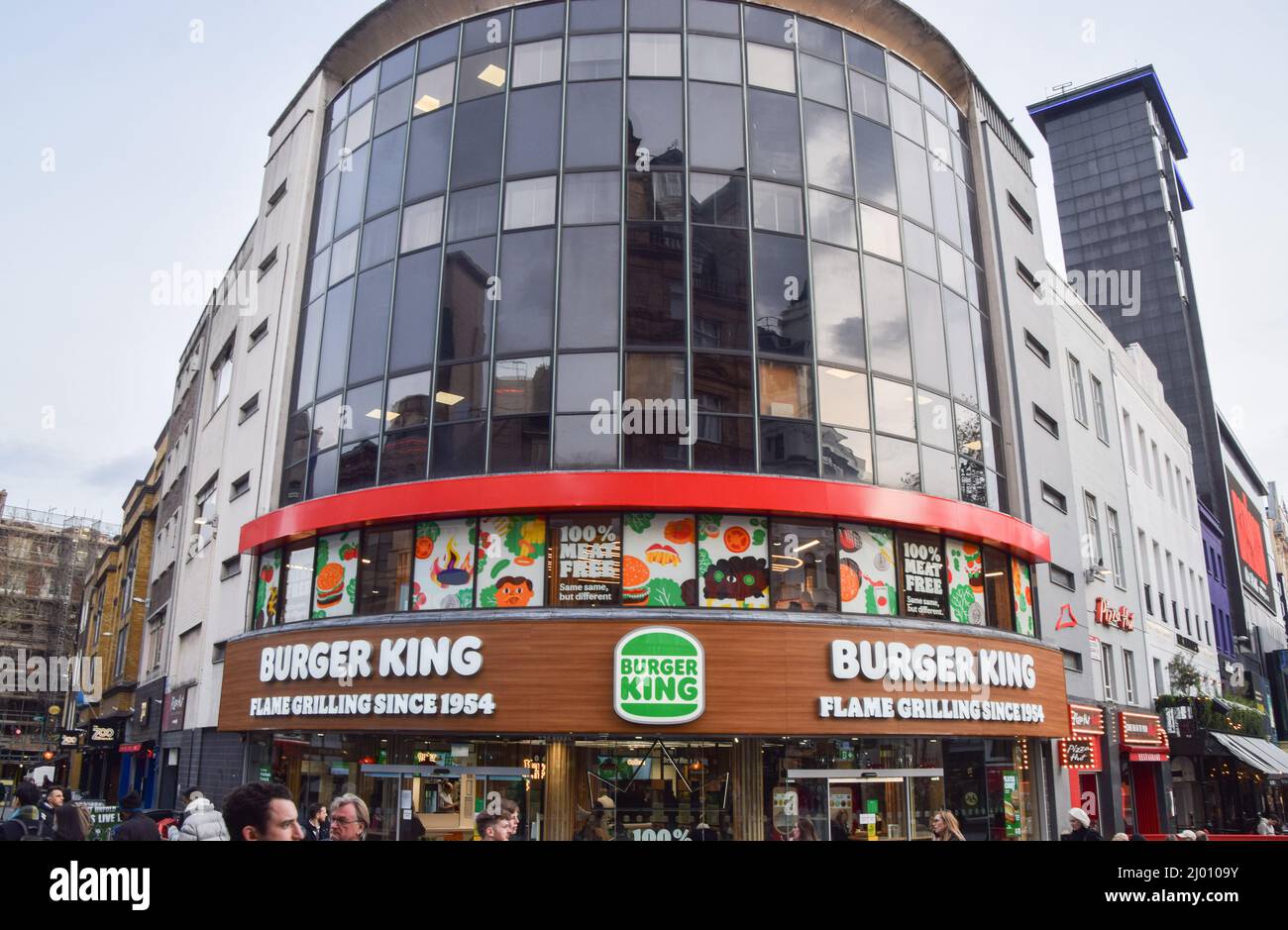 London, Großbritannien. 15.. März 2022. Das Flaggschiff-Restaurant Leicester Square von Burger King, einer der belebtesten Orte, hat seit einem Monat seine gesamte Speisekarte vegan gemacht. Kredit: Vuk Valcic/Alamy Live Nachrichten Stockfoto