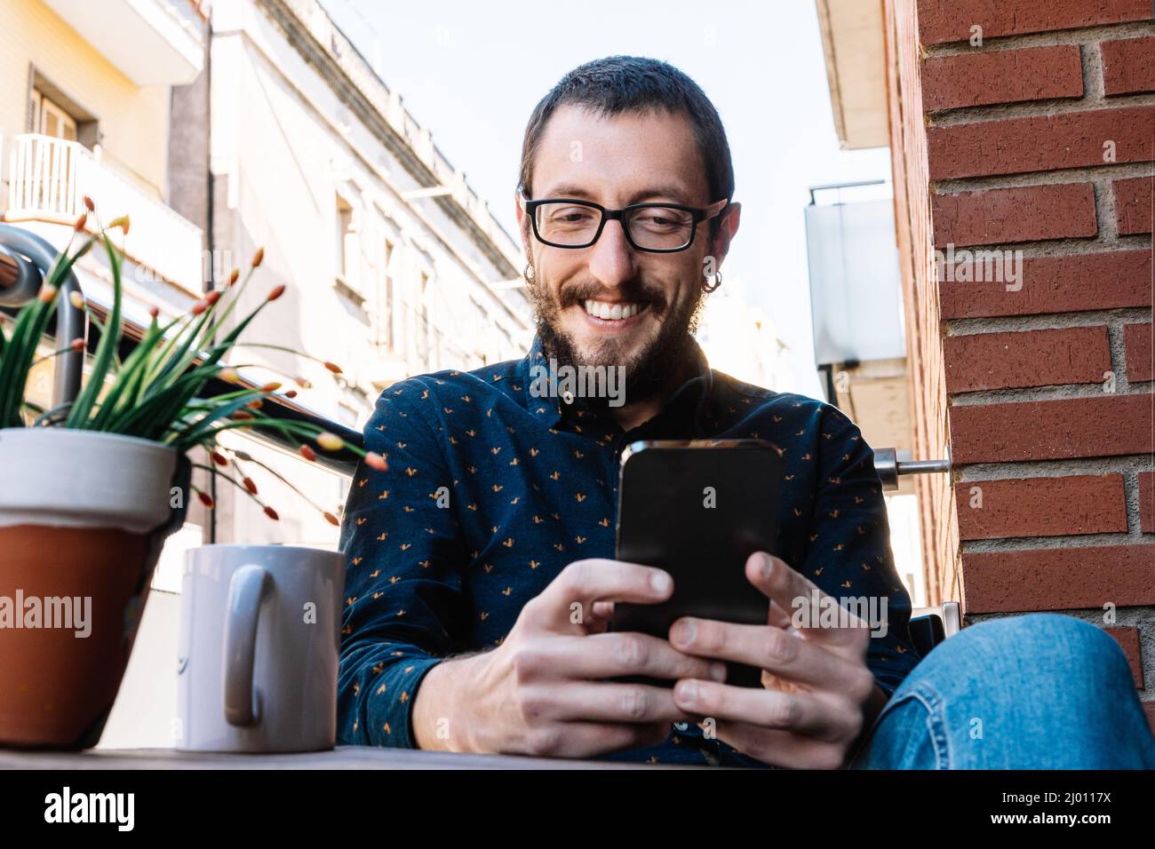 Mann überprüft Smartphone Stockfoto