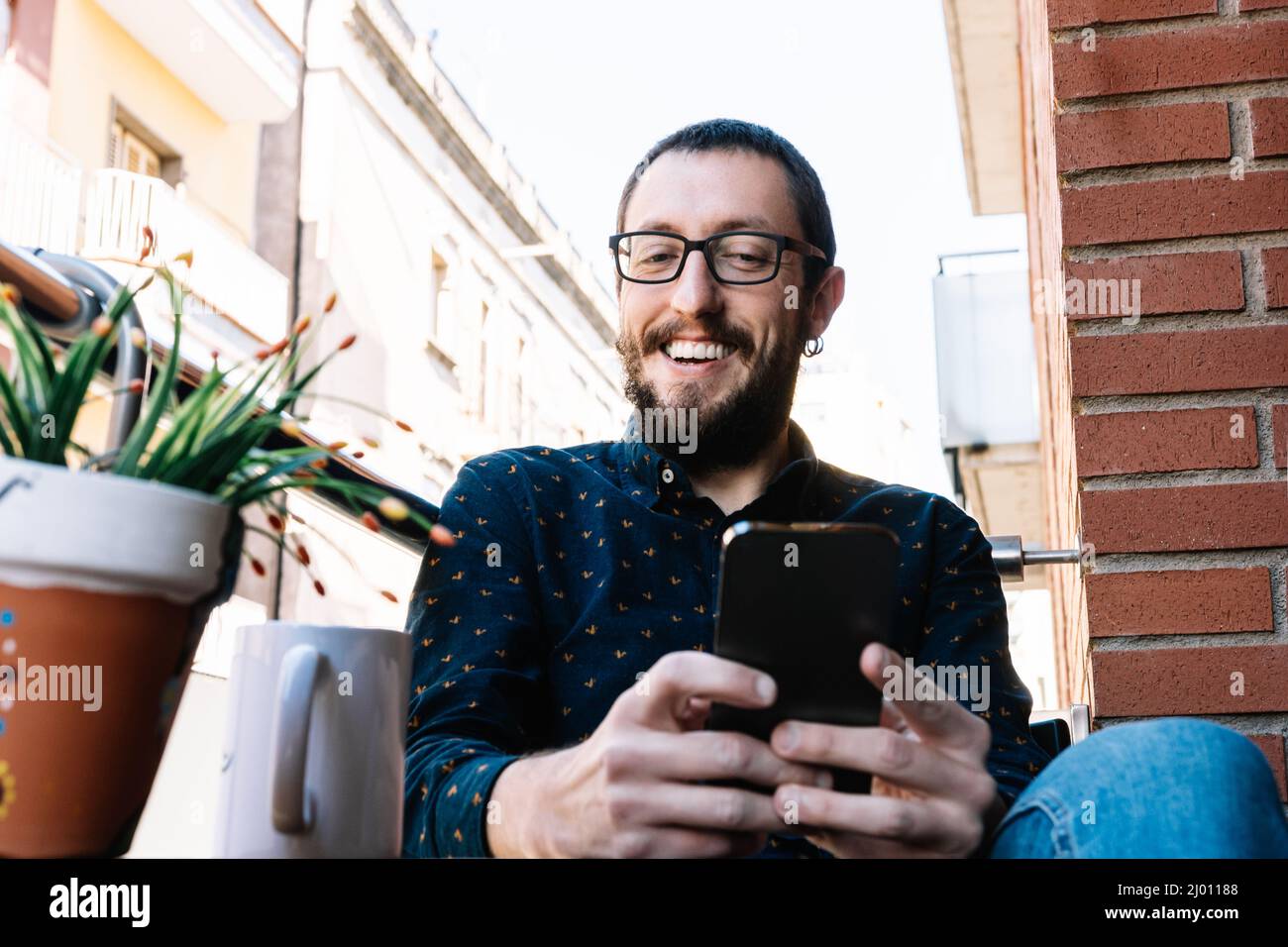 Mann überprüft Smartphone Stockfoto