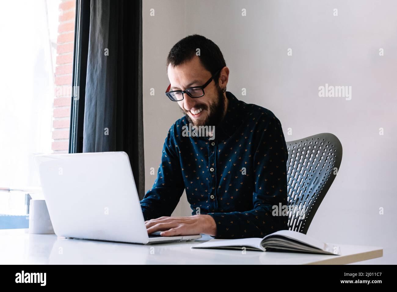 Mann, die zu Hause arbeiten Stockfoto