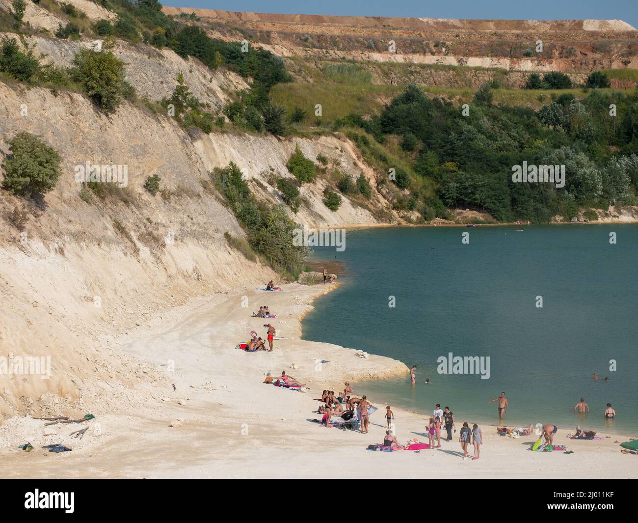 Blick auf die Badegäste am Strand unter dem blauen Himmel Stockfoto