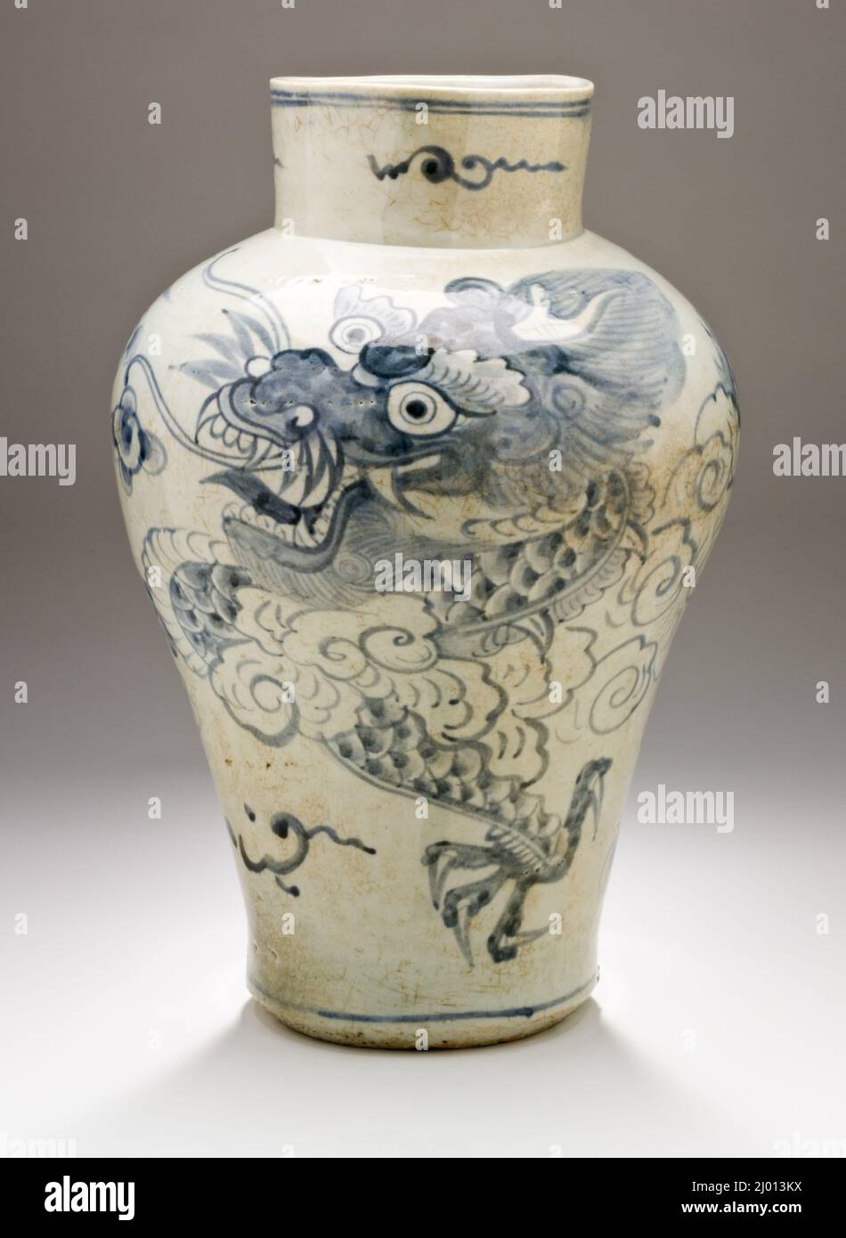 Glas mit Drachen und Wolken. Korea, Joseon-Dynastie (1392-1910), 19. Jahrhundert. Einrichtung; Servicezubehör. Radgeschleudertes Porzellan mit kobaltbemalter Dekoration unter klarer Glasur Stockfoto