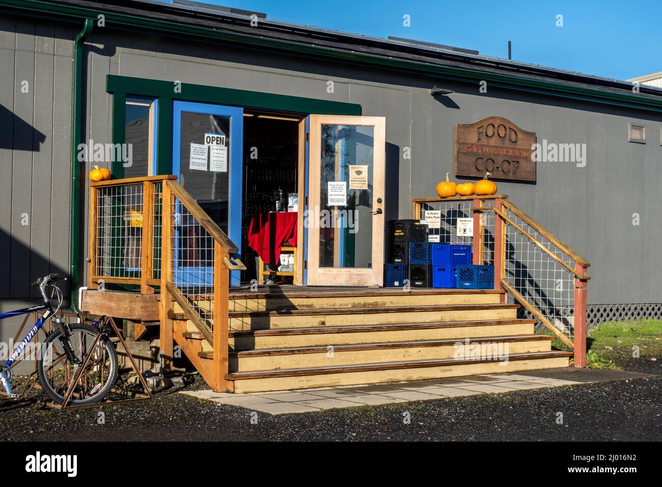 Friday Harbor, WA USA - ca. November 2021: Abgewinkelte Ansicht der Außenseite des San Juan Island Food Co-op an einem hellen, sonnigen Tag. Stockfoto