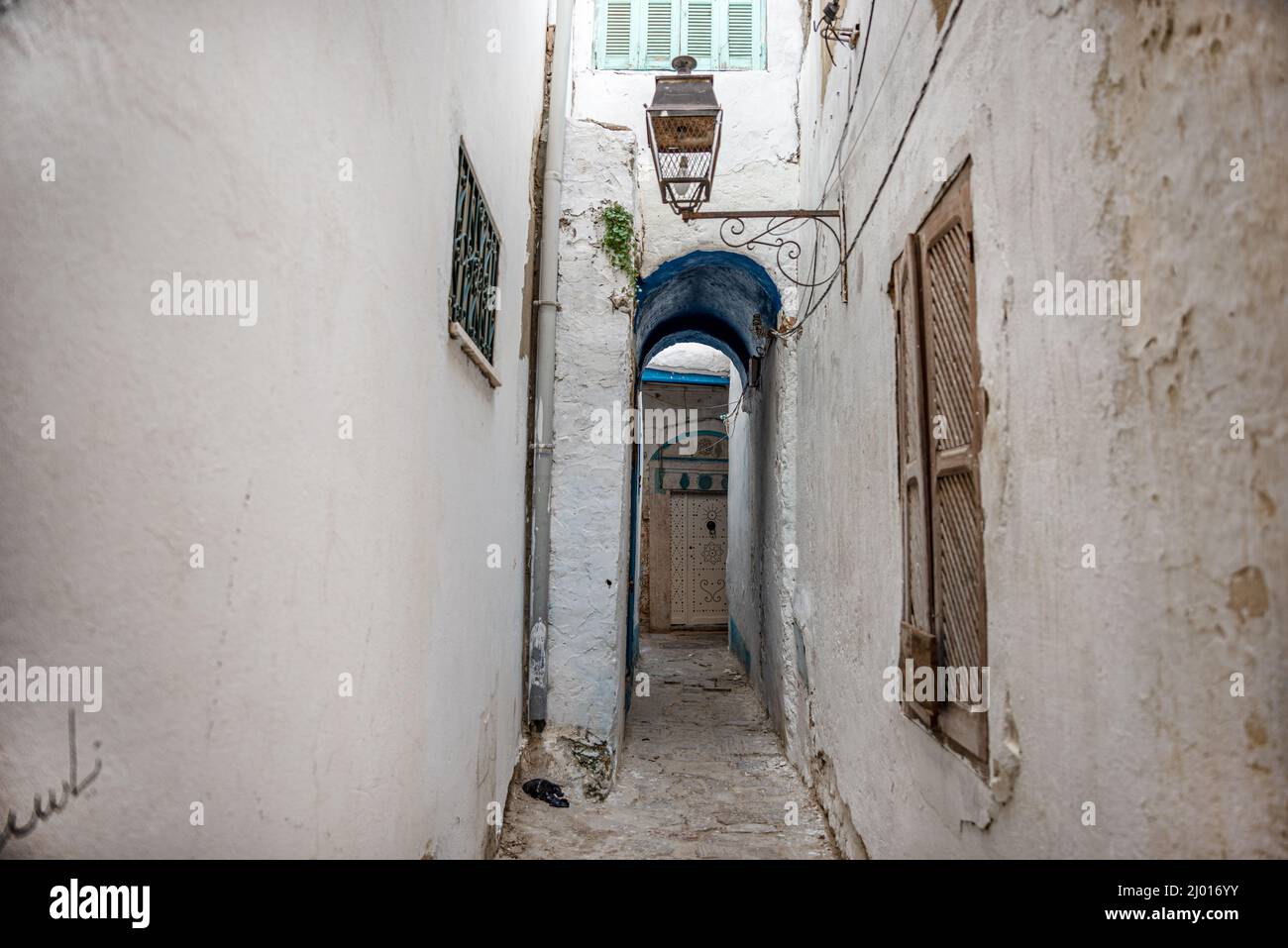 Eine schmale Gasse in der Medina (Altstadt) von Tunis, Tunesien Stockfoto