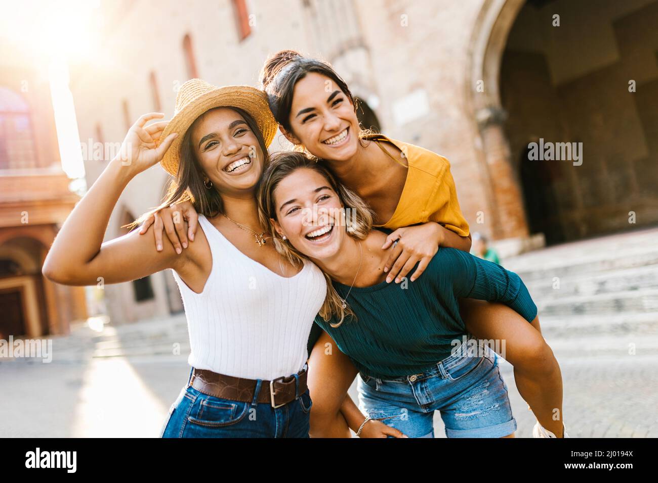 Eine multiethnische Gruppe von drei glücklichen jungen Frauen, die Spaß in den Sommerferien haben Stockfoto