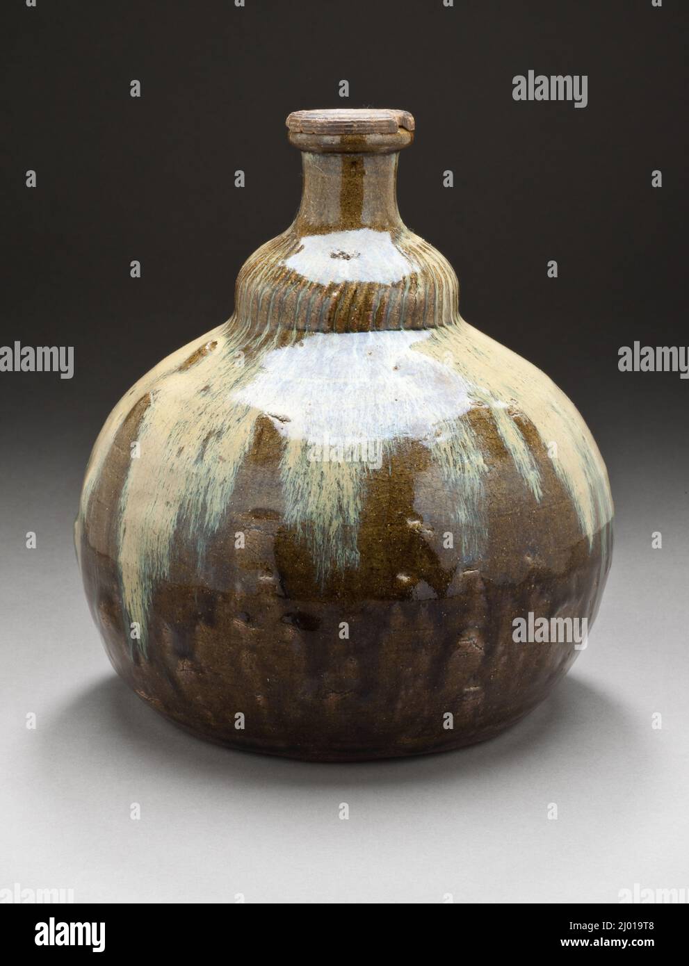 Sake-Flasche. Japan, Edo-Zeit, Ende des 18.. Jahrhunderts. Keramik. Shōdai-Ware; Steinzeug mit Eisen-, Holzasche- und Reisstrohasche-Glasuren; Holzstopfen Stockfoto