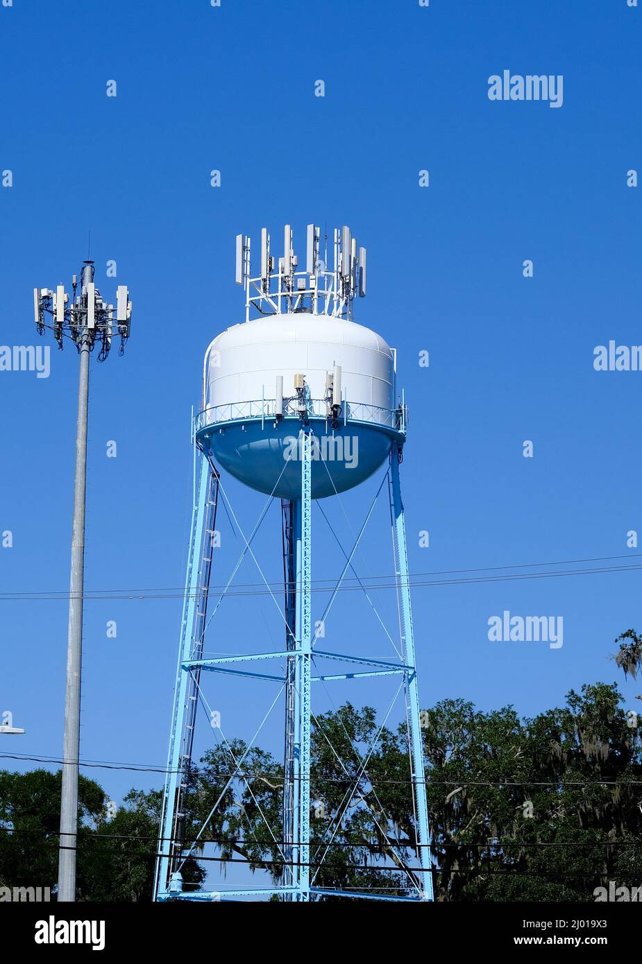 Wasserbehälter und Mobilfunktürme Stockfoto