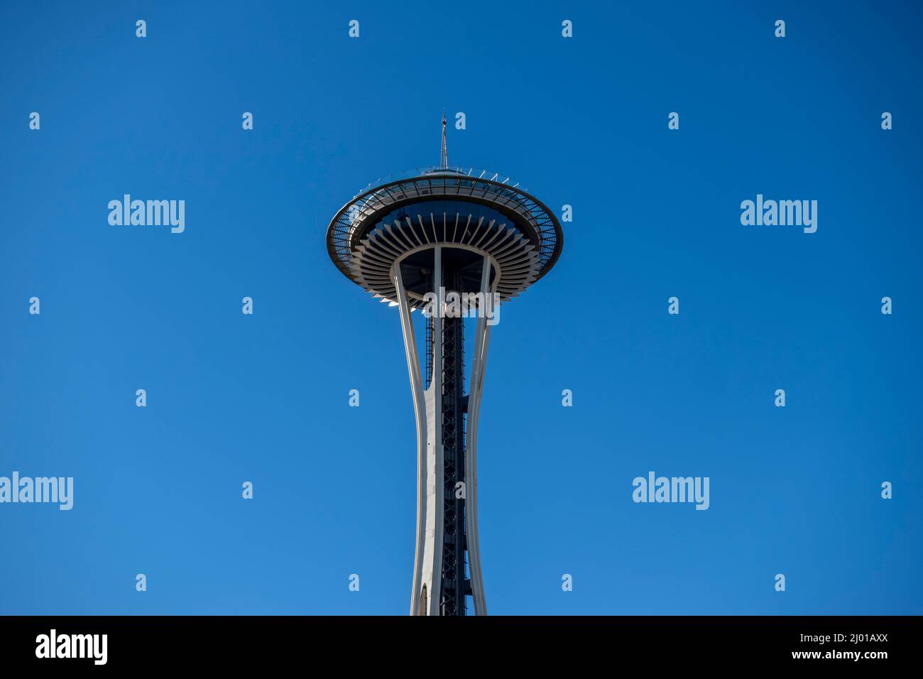 Seattle, WA USA - circa März 2022: Low-Angle-Ansicht der ikonischen Seattle Space Needle, die gegen einen klaren, strahlend blauen Himmel geschossen wurde. Stockfoto