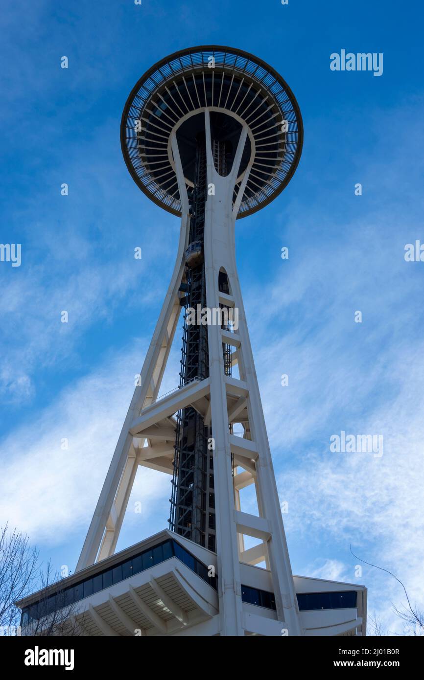 Seattle, WA USA - circa März 2022: Low-Angle-Ansicht der ikonischen Seattle Space Needle, die gegen einen strahlend blauen Himmel geschossen wurde Stockfoto