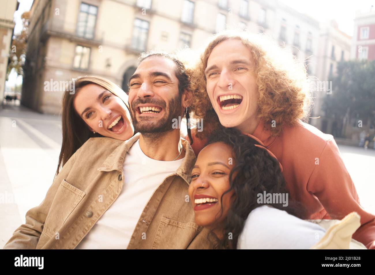 Eine Gruppe von Freunden spaßig auf der Terrasse der Bar. Stockfoto