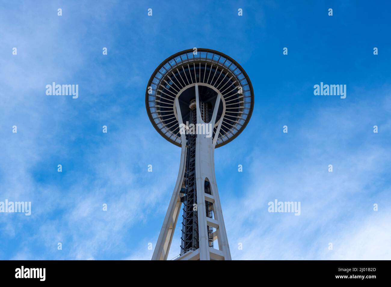 Seattle, WA USA - circa März 2022: Low-Angle-Ansicht der ikonischen Seattle Space Needle, die gegen einen strahlend blauen Himmel geschossen wurde. Stockfoto