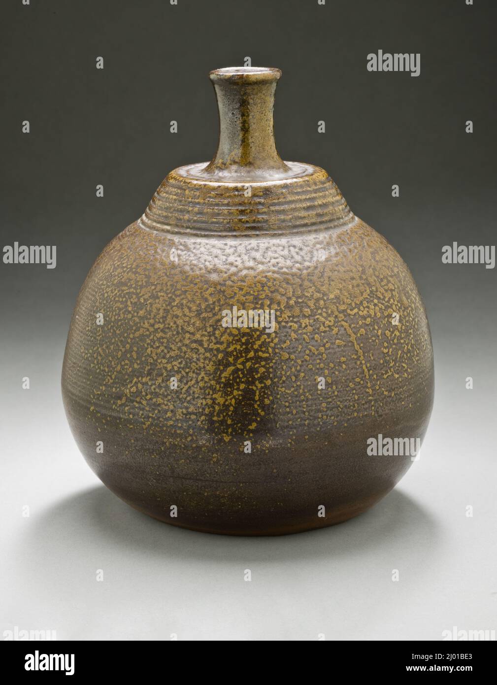 Sake-Flasche in Teebesen-Form. Japan, Edo-Zeit (1615-1868), Anfang des 18.. Jahrhunderts. Keramik. Bizenware; Steinzeug mit natürlich vorkommender Ascheglasur Stockfoto