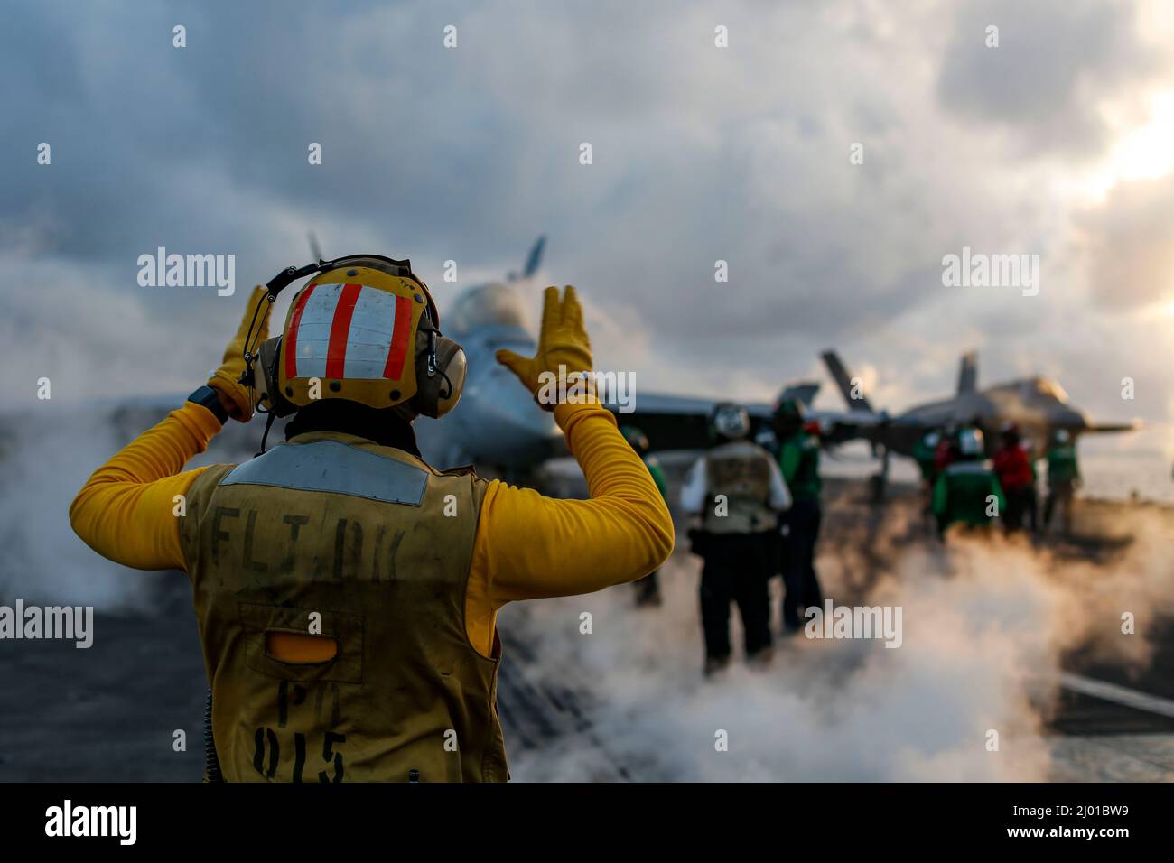 Philippine Sea, Vereinigte Staaten. 04. Februar 2022. Ein F/A-18E Super Hornet Kampfjet der US Navy, der an die Vigilantes des Strike Fighter Squadron 151 angeschlossen ist, ist für den Start vom Flugdeck des Nimitz-Klasse Flugzeugträgers USS Abraham Lincoln während der Übung Noble Fusion 4. Februar 2022 im philippinischen Meer bestimmt. Kredit: MC3 Michael Singley/Planetpix/Alamy Live Nachrichten Stockfoto