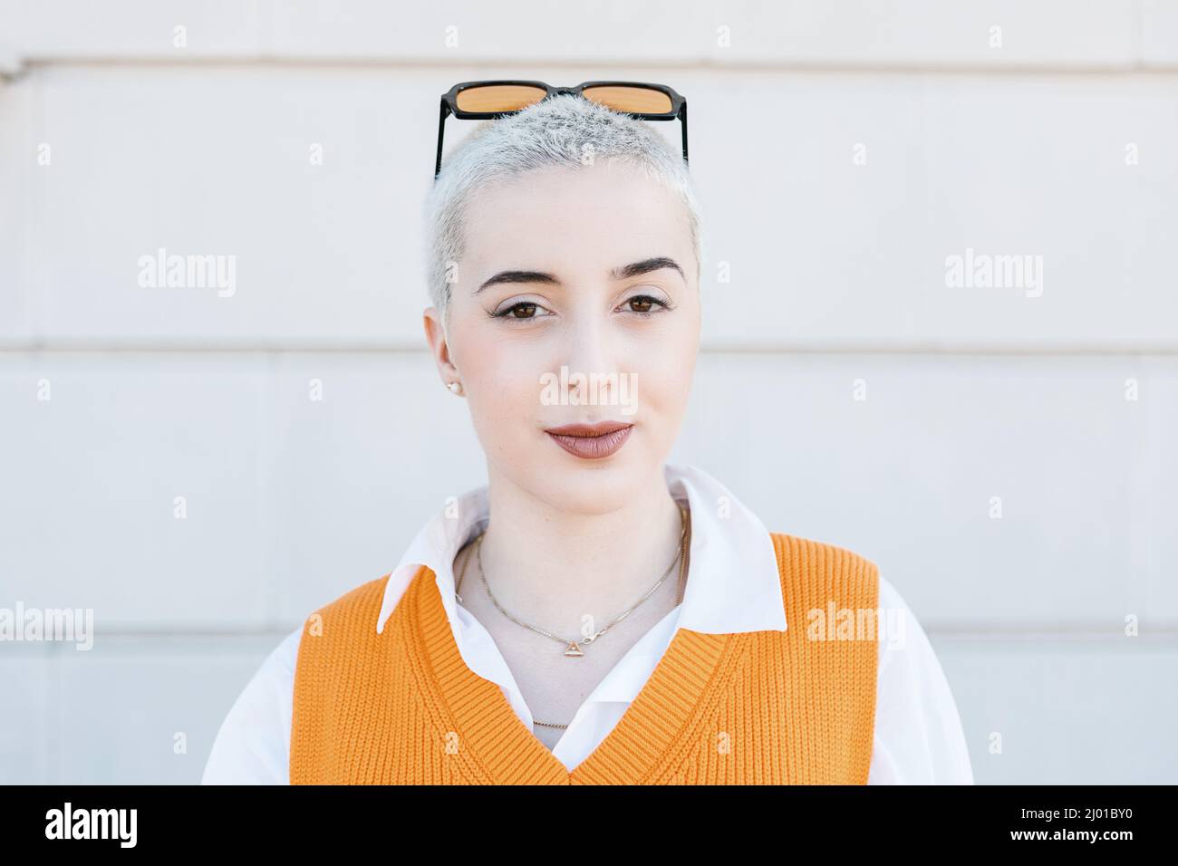 Junge Hipster Frau mit Blick auf die Kamera - Porträt von 20s trendigen Mädchen im Freien Stockfoto