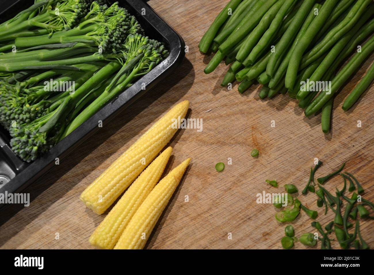 Einige zufällige Gemüse und Babykorn auf einem Brett. Hochwertige Fotos Stockfoto