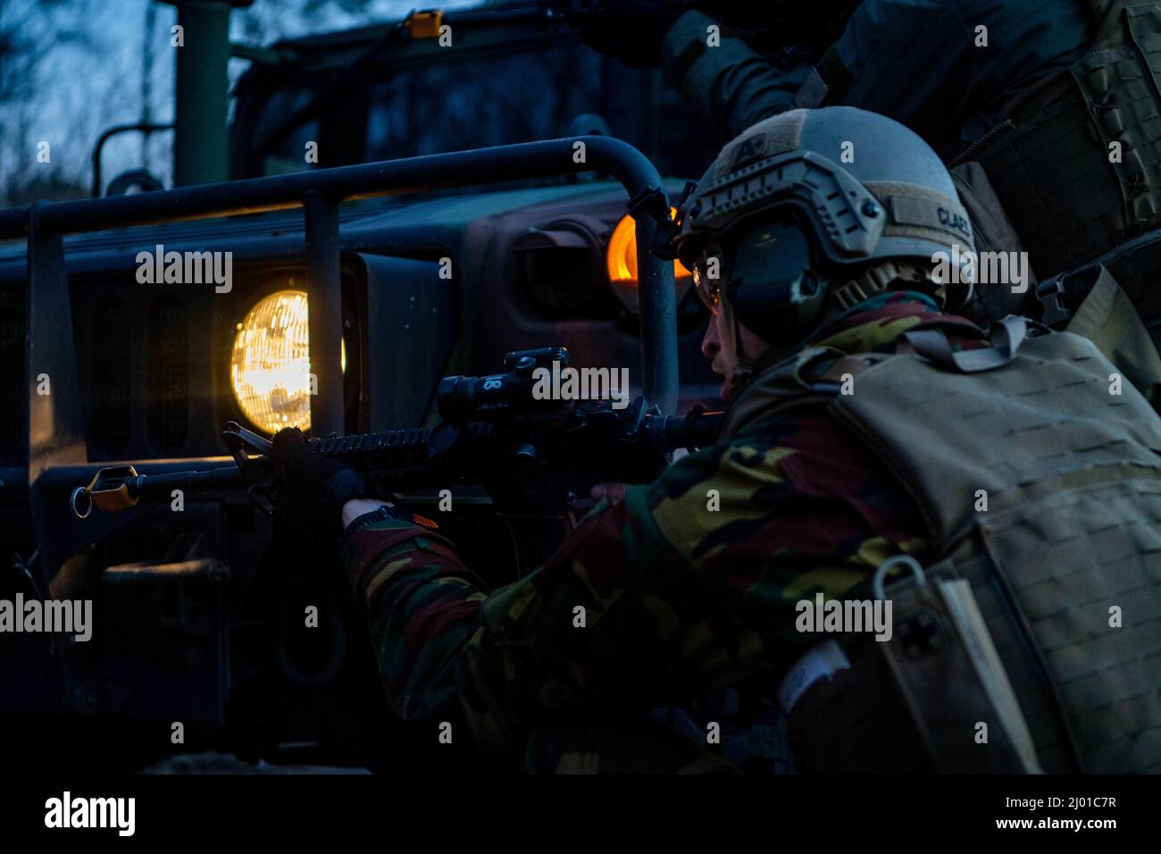 Der erste Leutnant der belgischen Luftwaffe Bran Claes übt während eines Trainingskurses der Sicherheitskräfte auf dem Luftwaffenstützpunkt Ramstein, Deutschland, am 1. März 2022, fortgeschrittene Kampftaktiken aus. Der Kurs der taktischen Führer richtet sich an taktische Führer der NATO-Mitgliedsländer Luftwaffe Foto von Airman 1. Klasse Alecia Givens) Stockfoto