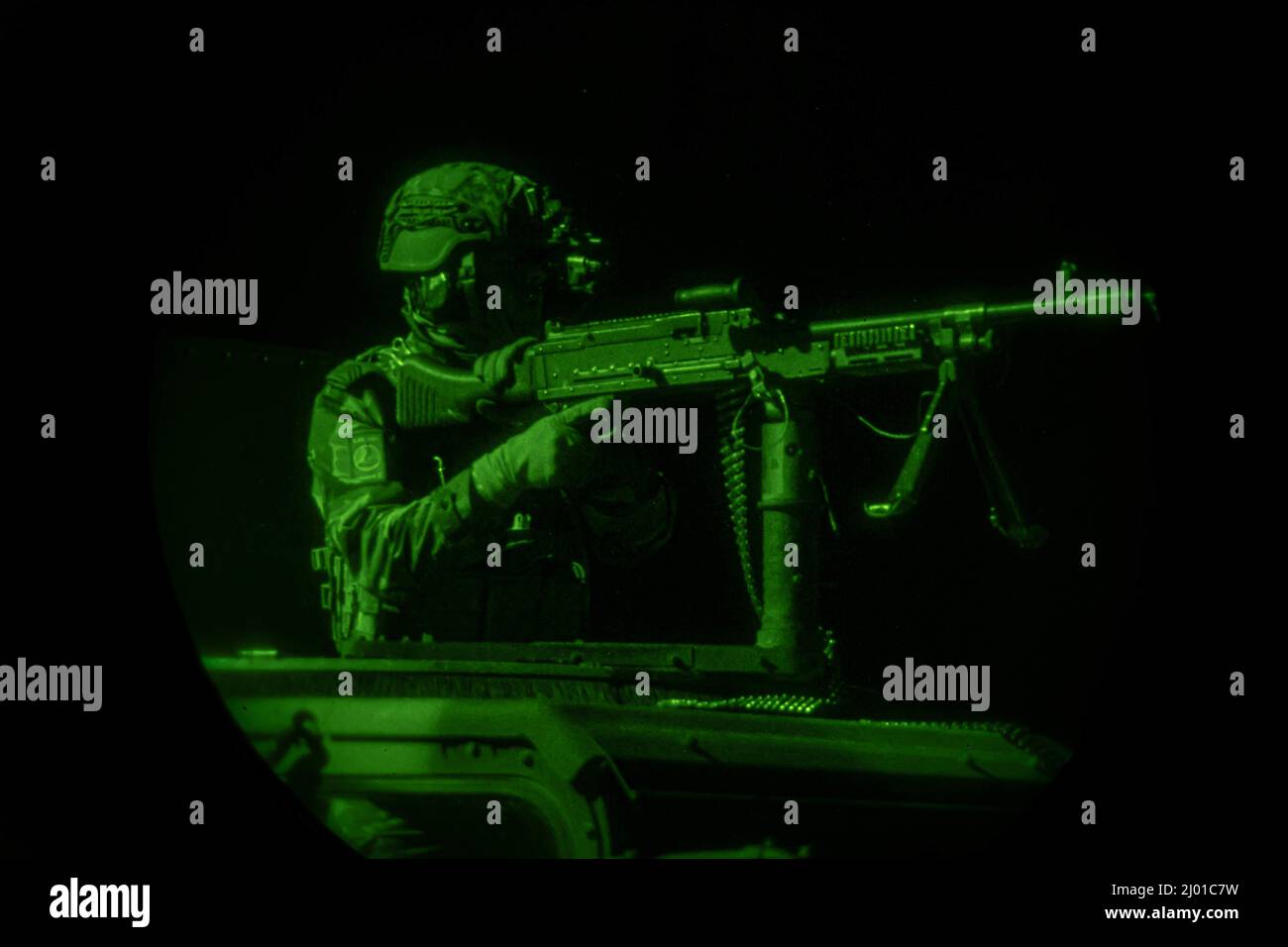 Royal Netherlands Air Force Sergeant 1. Class Jamie Stolk feuert während des Trainings auf dem Ramstein Air Base, Deutschland, am 1. März 2022 eine Waffe ab. Mitglieder aus mehreren NATO-Nationen lernten während eines Kurses taktischer Führer, sich an ihre Umgebung und ihr Schlachtfeld zu anpassen. (USA Luftwaffe Foto von Airman 1. Klasse Alecia Givens) Stockfoto