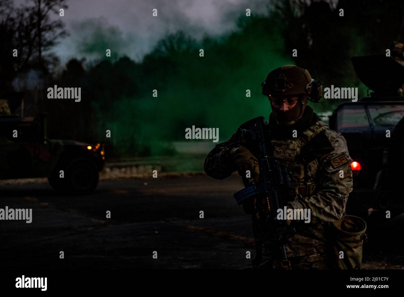 Ein US Air Force Airman nimmt am 1. März 2022 an einem Kurs taktischer Führer auf dem Luftwaffenstützpunkt Ramstein, Deutschland, Teil. Zu Beginn jedes Schulungsszenarios wird ein Mitglied ausgewählt, um ein Team zu leiten, damit die Ausbilder die Fähigkeiten und Verfahren beurteilen können. (USA Luftwaffe Foto von Airman 1. Klasse Alecia Givens) Stockfoto