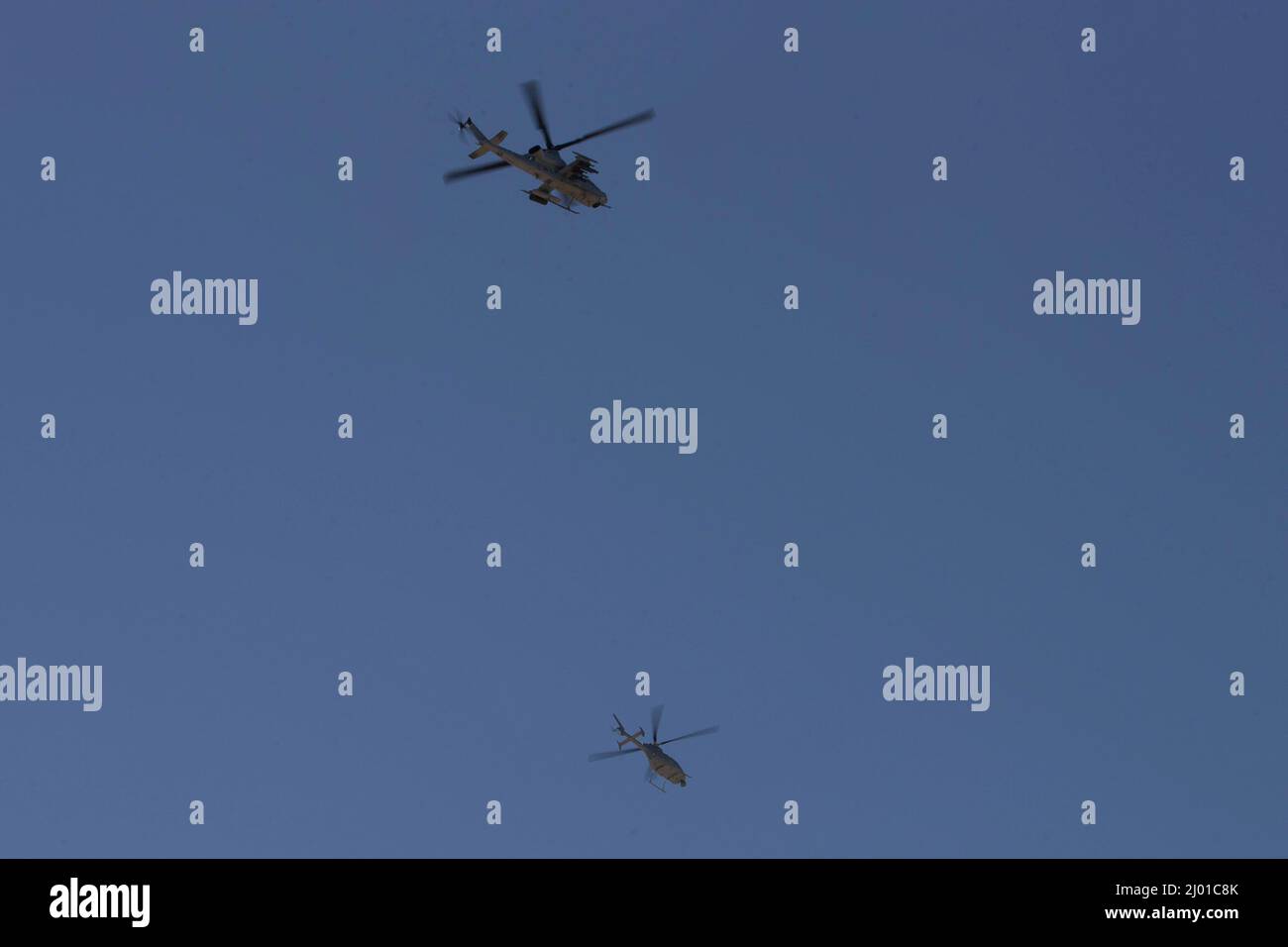 Eine AH-1Z Viper (TOP) mit Marine Operational and Test Evaluation Squadron 1 (VMX-1) fliegt während des Strike Coordination and Reconnaissance Training für ihre Voreinsatzarbeiten in der Nähe von El Centro, Kalifornien, am 10. März 2022 mit einem unbemannten Hubschrauber des MQ-8C Fire Scout, der dem Hubschrauber Sea Combat Squadron 23 (HSC-23) zugewiesen wurde. Diese Schulung bot Möglichkeiten, sich mit unbemannten Flugzeugsystemen und bemannten Flugzeugen vertraut zu machen, die gleichzeitig arbeiten.¬¬ (USA Marine Corps Foto von Sgt. Andres Hernandez) Stockfoto