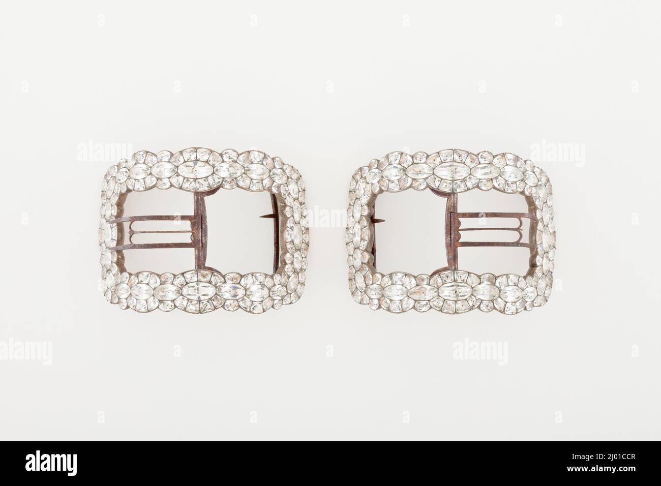 Paar Schuhschnallen. Frankreich, um 1785. Kostüme; Accessoires. Metall und Paste Stein Stockfoto