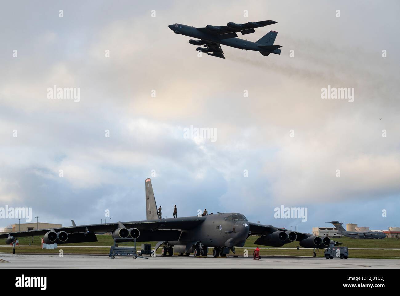Die Stratofortress-Betreuer der US Air Force B-52H, die mit dem Expeditionary Bomb Squadron 96. eingesetzt wurden, beobachten, wie eines ihrer Flugzeuge den Andersen Air Force Base, Guam, verlässt, um eine Mission durchzuführen, 4. März 2022. Bombermissionen tragen zur gemeinsamen Gewaltletalität bei und verhindern Aggressionen im Indo-Pazifik, indem sie die Fähigkeit der USAF demonstrieren, jederzeit überall auf der Welt zur Unterstützung der Nationalen Verteidigungsstrategie zu operieren. (USA Luftwaffe Foto von Master Sgt. Burt Traynor) Stockfoto