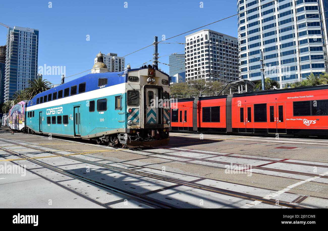 Coaster Pendler Rail Service und San Diego Metropolitan Transit System Trolley, San Diego, Kalifornien Stockfoto