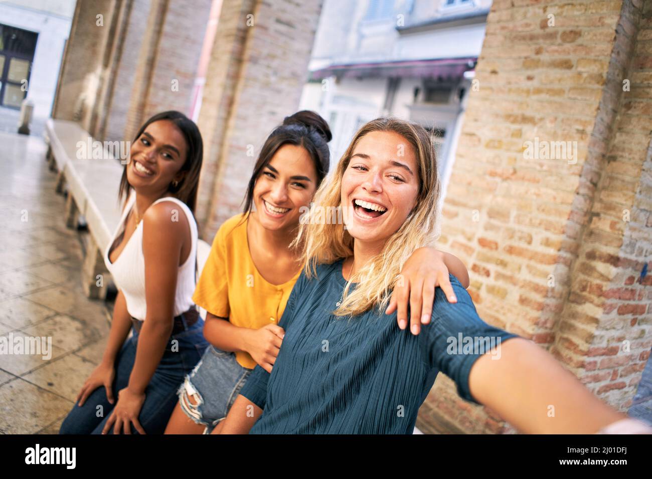 Glückliche Frau nimmt ein lustiges Selfie und lacht gut. Stockfoto