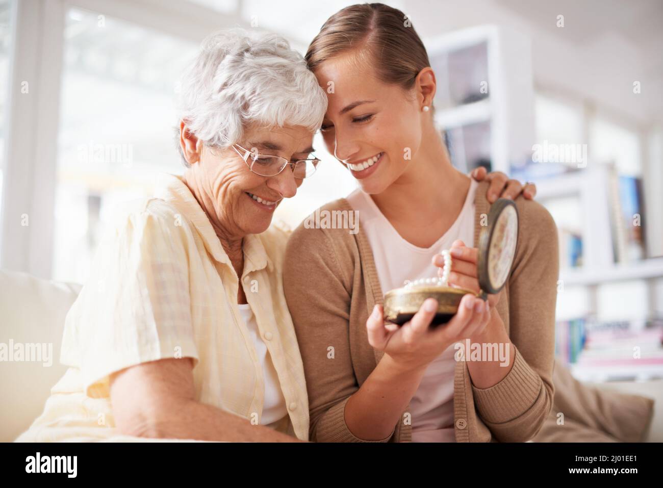 Dies ist ihr Familienerbstück. Kurzer Schuss einer älteren Frau, die ihrer Tochter eine Perlenkette gab. Stockfoto