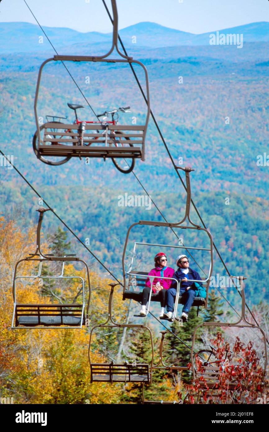 Maine Bethel Sunday River Resort, Mountainbiker fahren mit dem Skilift South Ridge, herbstliche Herbstlandschaft Stockfoto