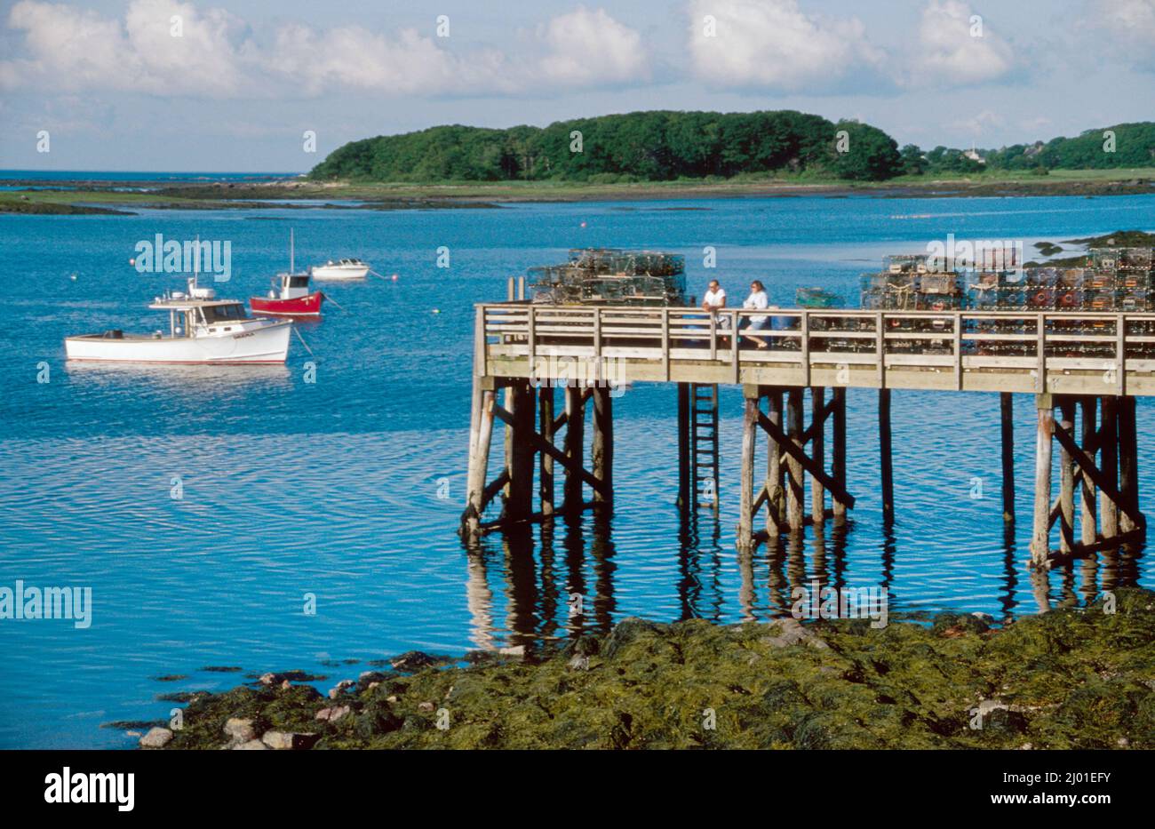 Maine Kennebunkport Cape Porpoise Hafen Atlantischer Ozean kommerzielles Fischerboot Boote Wasser Pier paar, Stockfoto