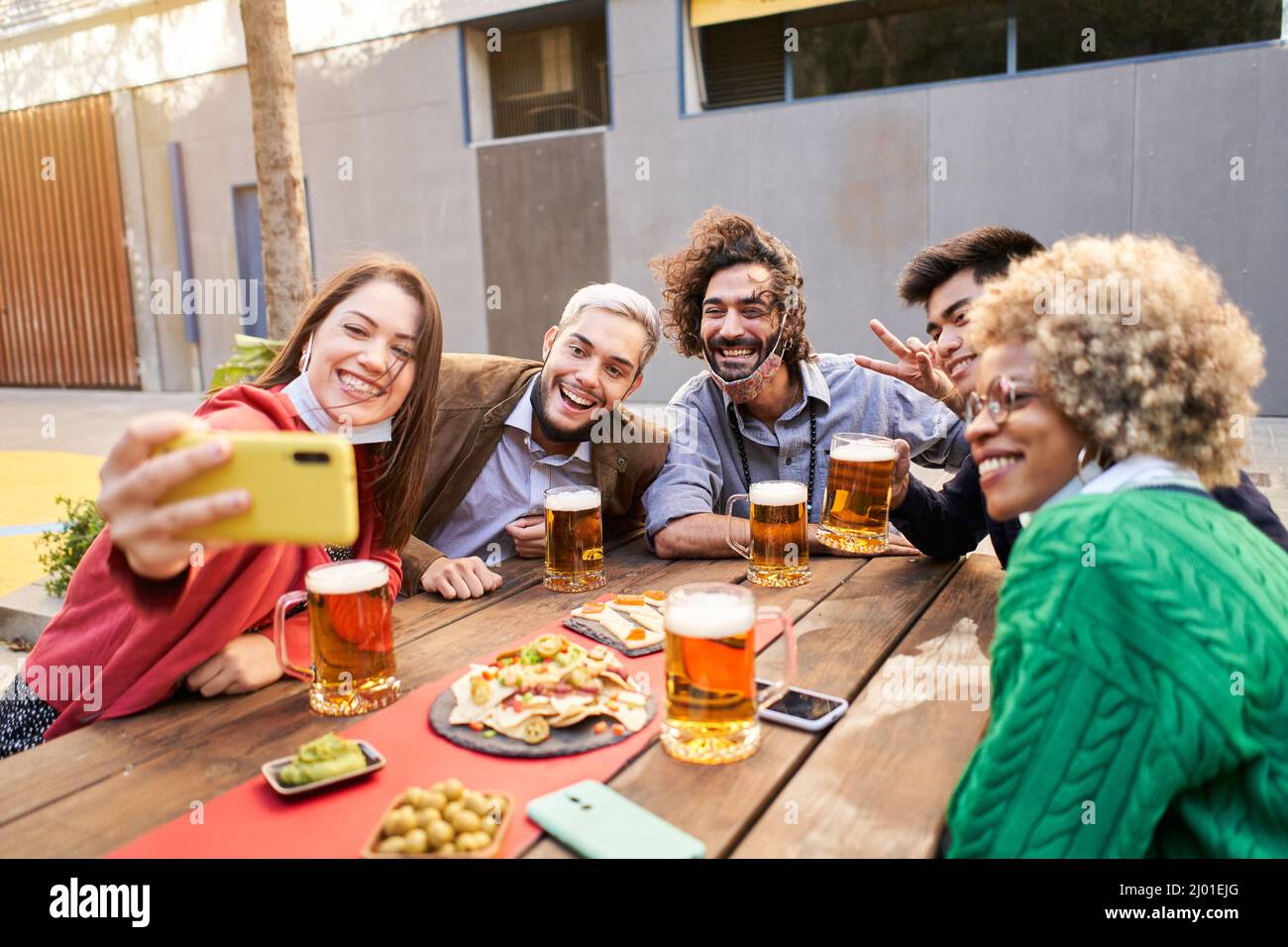 Von Selfie junge lächelnde Jugendliche Spaß zusammen Stockfoto