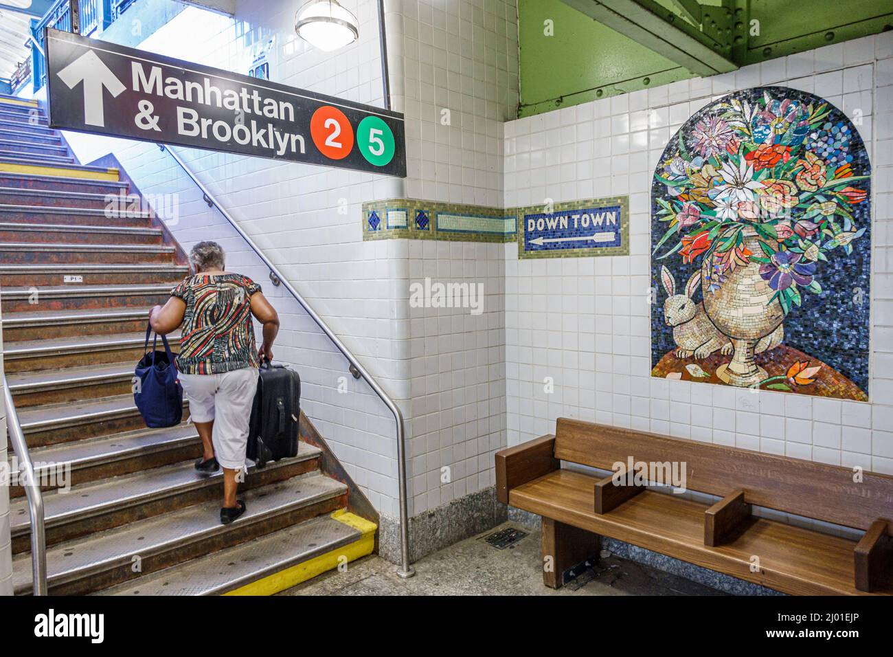 New York City, NYC NY, New York City, Bronx U-Bahn, East 180. Street Treppe, schwarze Frau mit Gepäck Kunstwerk Kunst Fliesenmosaik, Station Villa, Lui Stockfoto