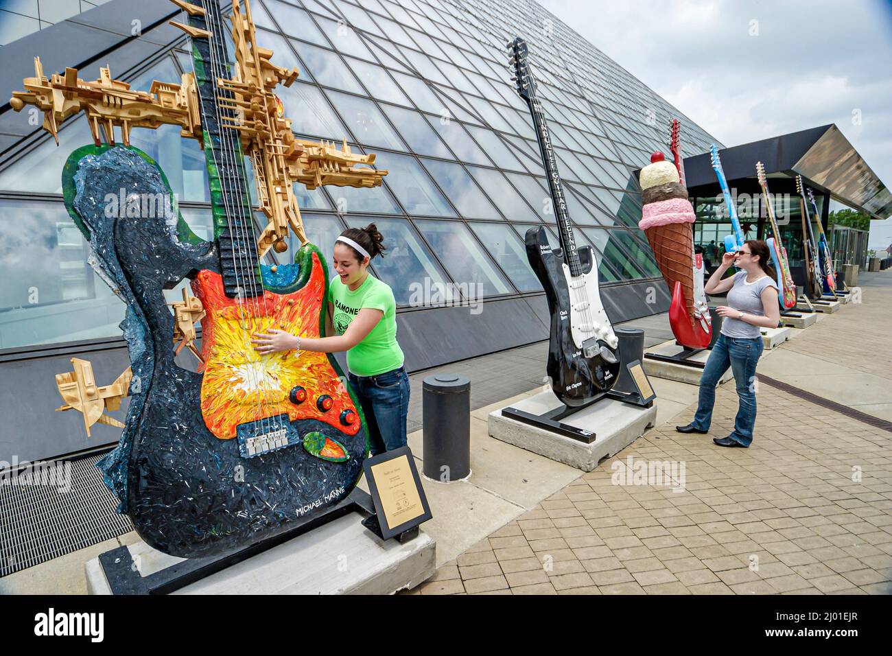 Cleveland Ohio, Rock & Roll Hall of Fame Museum, Sammlungsausstellung, GuitarMania öffentliche Kunst Riese E-Gitarre Teenager Mädchen weiblich spielen Stockfoto