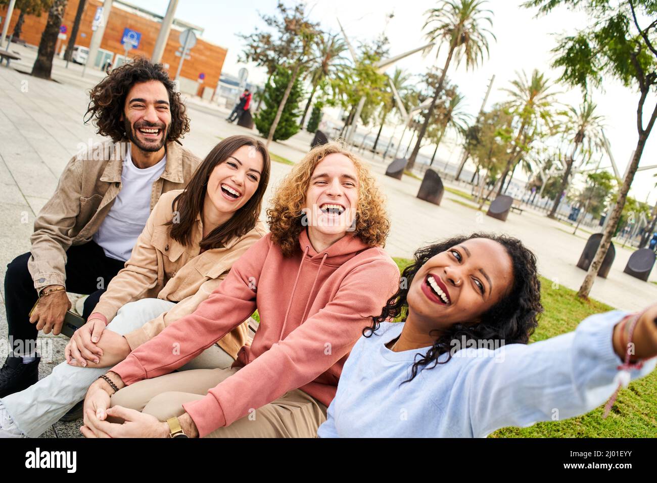 Glückliche Menschen, die im Freien Selfie machen Stockfoto
