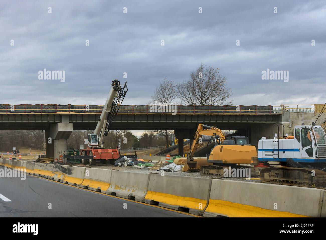 Bau für die Erneuerung von Schäden an Säulen der Betonbrücke einer Straße, die gerade renoviert wird, moderner Straßenverkehrsknotenpunkt in den USA Stockfoto