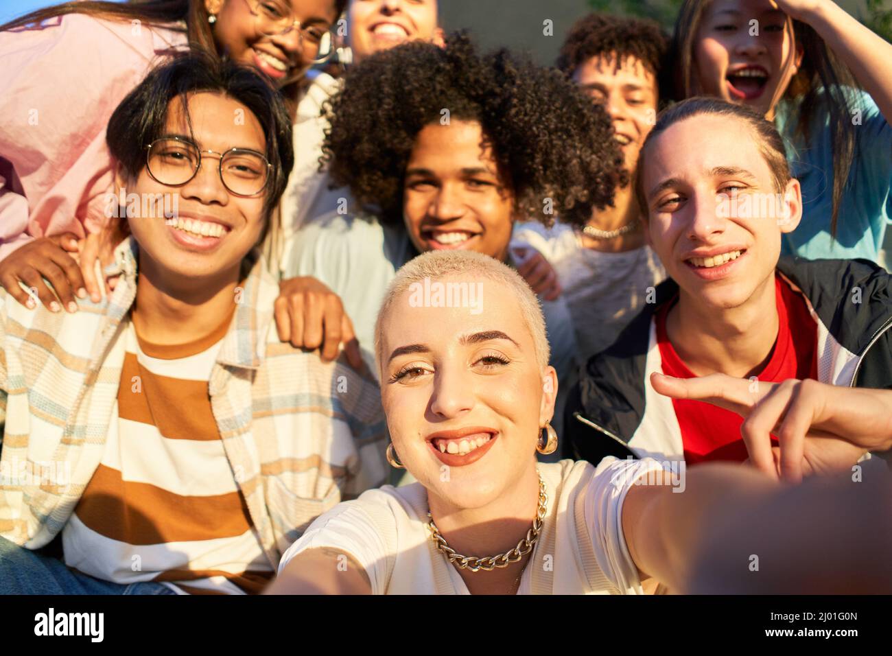 Multiethnische Gruppe von jungen Freunden, die ein Selfie. Und Spaß haben.der Fokus liegt auf rasierte Haare Frau. Stockfoto