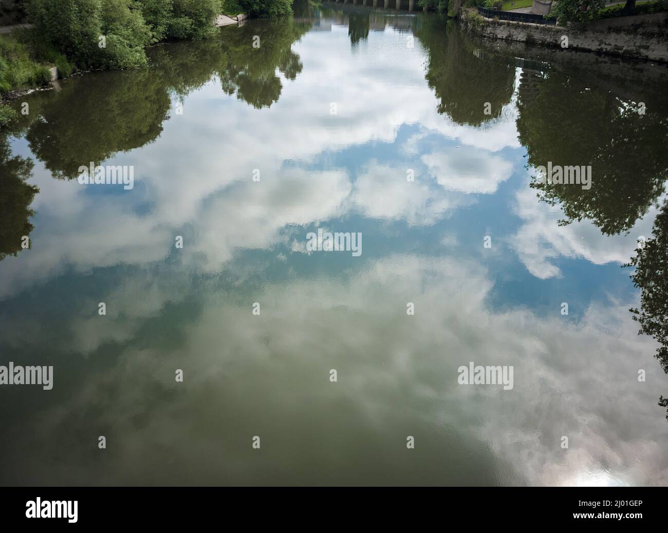 Die wunderschöne Wolkenlandschaft, die sich auf dem Wasser des Flusses Severn widerspiegelt, der durch Shrewsbury, Shropshire, führt Stockfoto