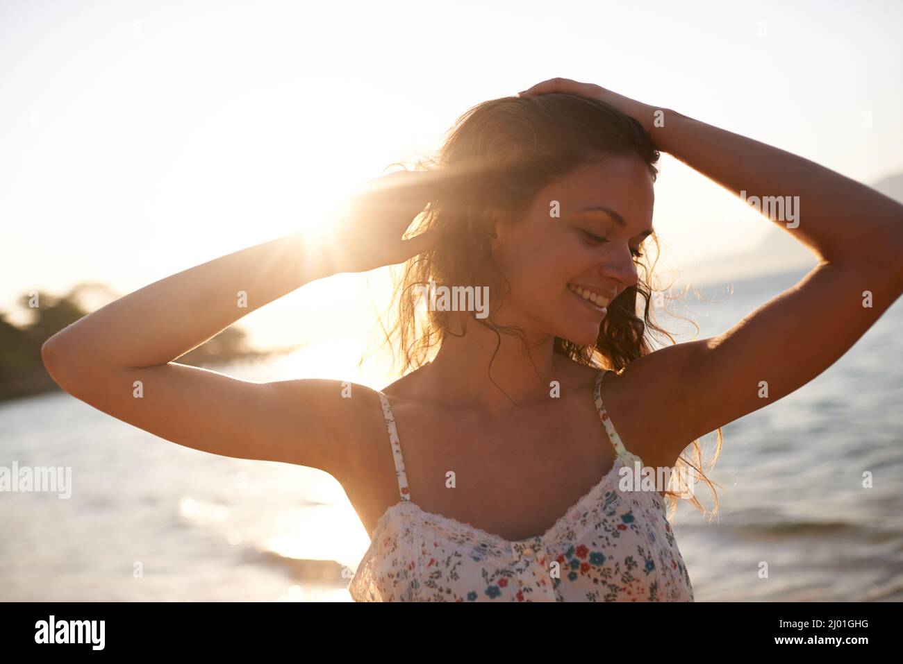 Strandgenuss. Eine kurze Aufnahme einer schönen jungen Frau am Strand. Stockfoto