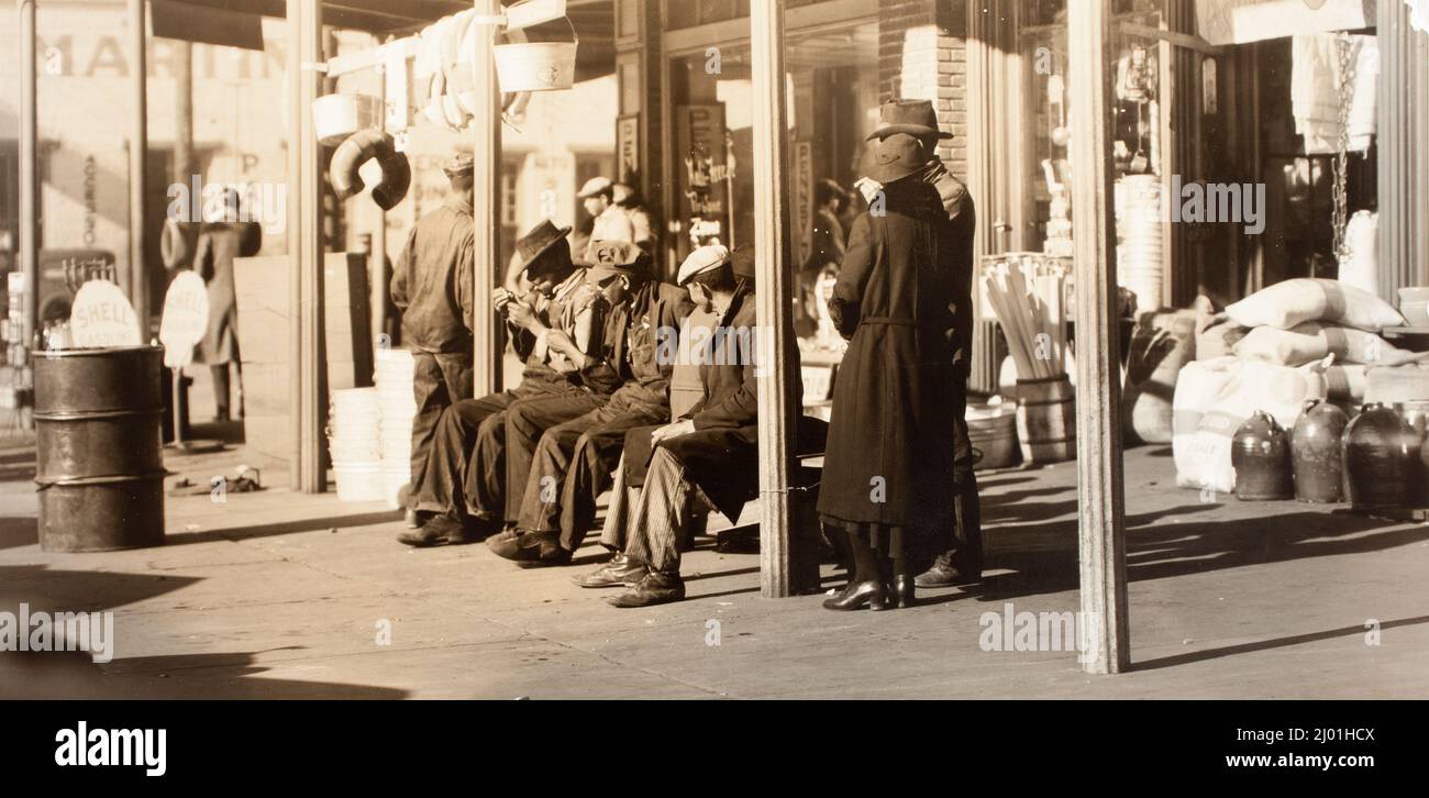 Gehsteig-Szene. Walker Evans (Usa, 1903-1975). Usa, 1935. Fotos. Silbergelatine-Druck Stockfoto