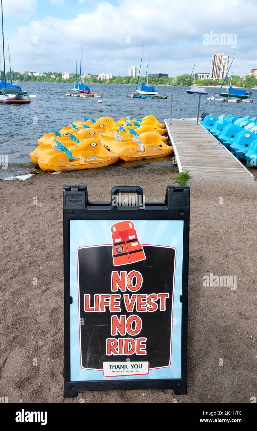 Regeln auf einem Schild für das Tragen einer Schwimmweste „no life vest no ride“ auf Paddelbooten des Lake BDE Maka Ska (war Lake Calhoun). Minneapolis Minnesota, USA Stockfoto
