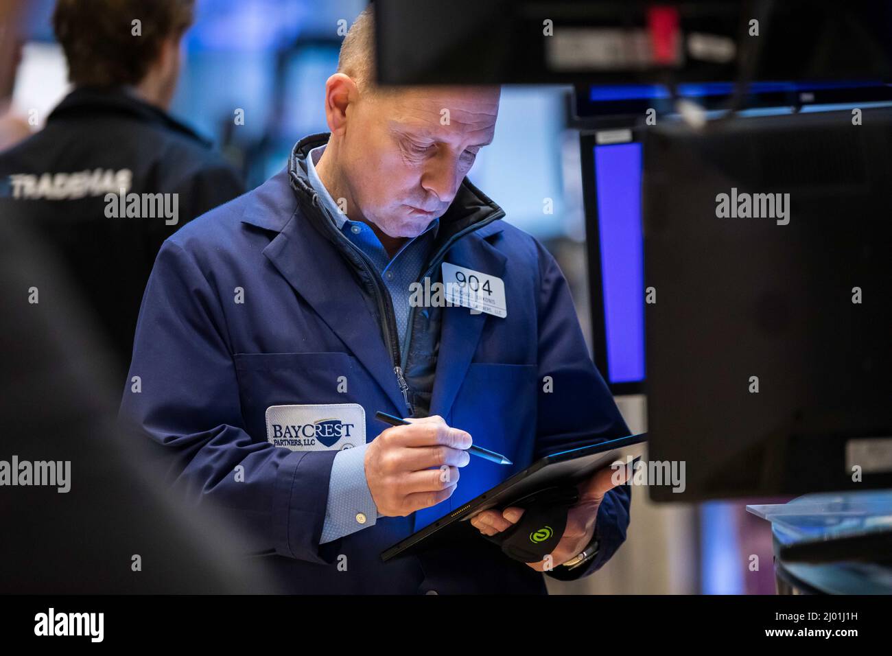 NEW YORK, 16. März 2022 (Xinhua) -- Ein Händler arbeitet an der New Yorker Börse in New York, den Vereinigten Staaten, 15. März 2022. Die US-Aktien stiegen am Dienstag merklich an, was durch ein Comeback der Technologietitel noch einmal angestiegen war. Der Dow Jones Industrial Average sprang um 599,10 Punkte oder 1,82 Prozent auf 33.544,34. Der S&P 500 stieg um 89,34 Punkte oder 2,14 Prozent auf 4.262,45. Der Nasdaq Composite Index stieg um 367,40 Punkte oder 2,92 Prozent auf 12.948,62. (Courtney Crow/NYSE/Handout über Xinhua) Stockfoto