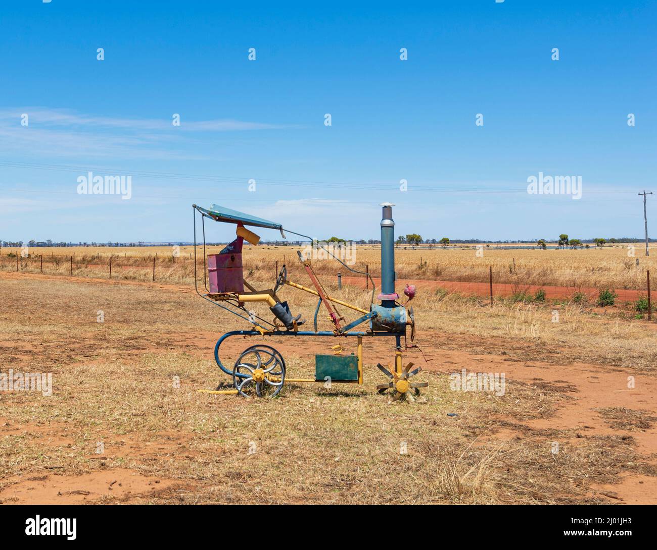 Skurrile Darstellung eines Pferdes, das ein Feld entlang des Tin Horse Highway, The Wheatbelt, Western Australia, WA, Australien pflügt Stockfoto