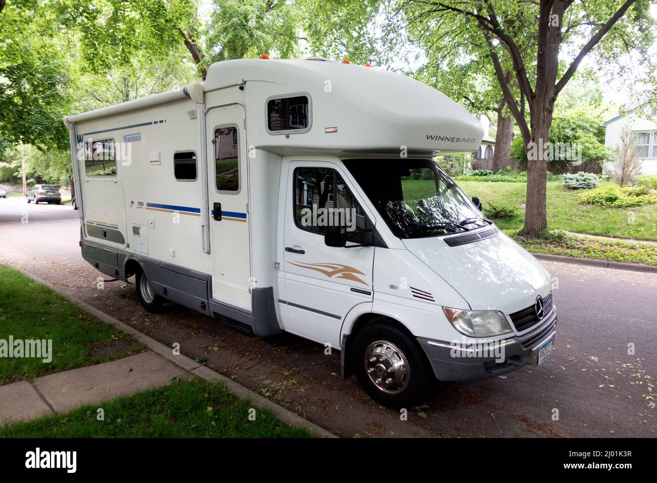 Elegant aussehender Winnebago Travel Trailer, der auf einer Straße in der Nachbarschaft geparkt ist und neue Orte erkunden möchte. St. Paul Minnesota, USA Stockfoto