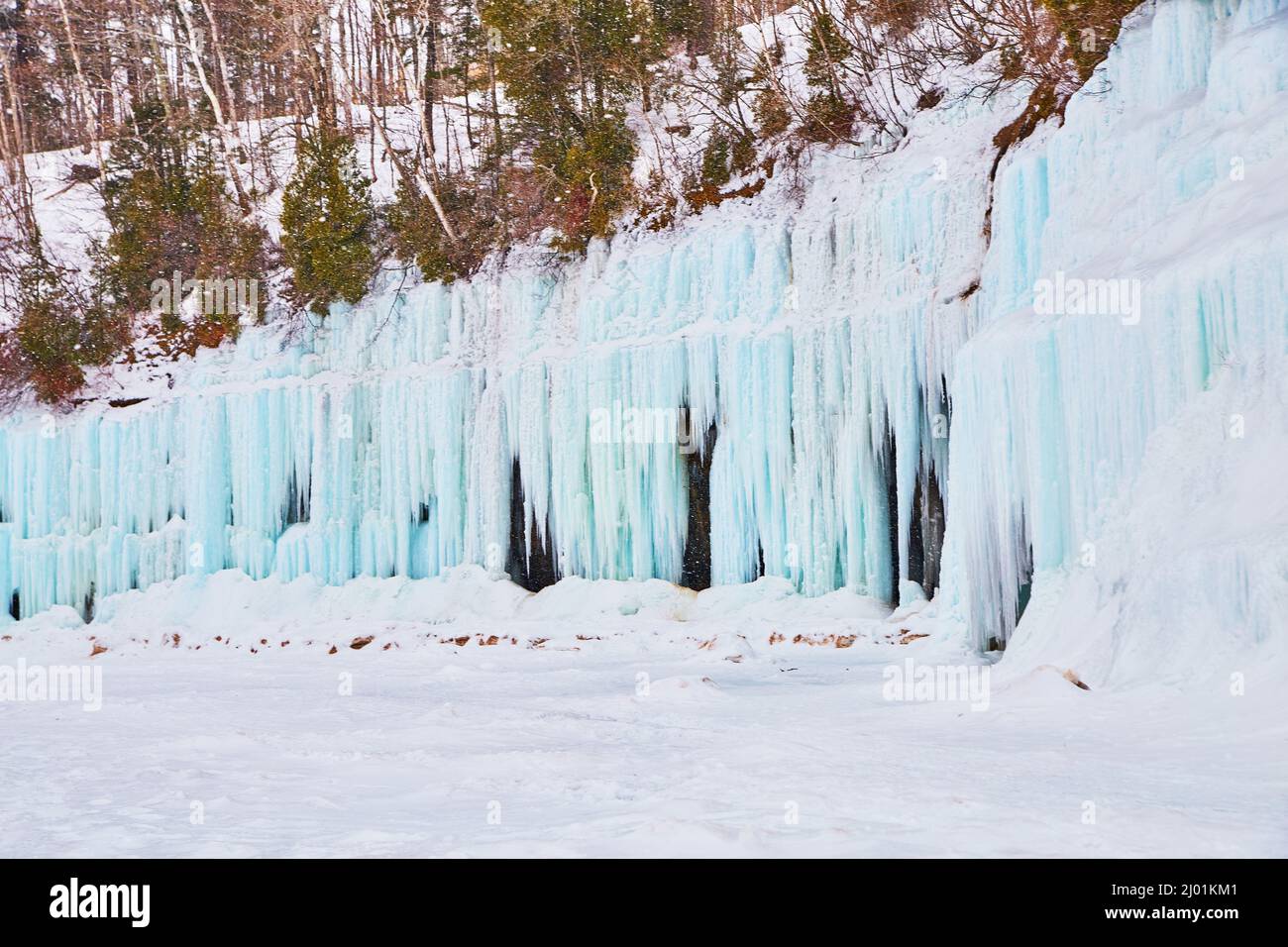 Wand aus schönen blauen Eiszapfen und Wänden aus Eis Stockfoto